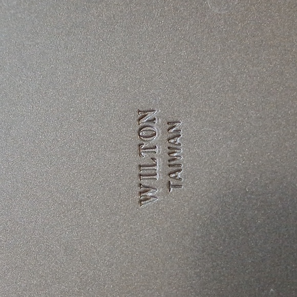 Wilton Heart Shape Baking Pans Set - Picture 3 of 8